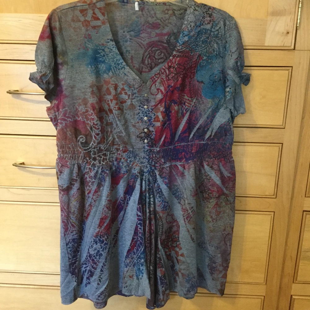 Cap sleeve top size Large. Shades of gray,red,blue
